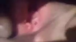 الأنين غير المتحكم فيه يجعلني أفرغ عميقاً بداخلها
