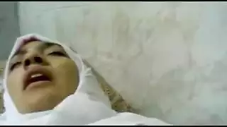 حصرياً: عذراء عربية ضيقة تأخذ قضيباً كبيراً