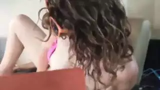 العاهرة السمراء تركب عمودًا ضخمًا في مركبتها