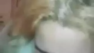 الصديقة العاهرة تنزل على قضيبه النابض