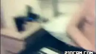 حلاقة تركية متطرفة تؤدي لجماع عنيف