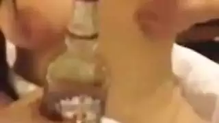 حركات غريبة للزوجة العاهرة تجعل قضيب زوجها منتصباً بقوة