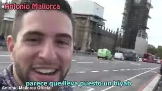 فتاة عربية متمرسة تخدم أداة الشاعر الكبيرة