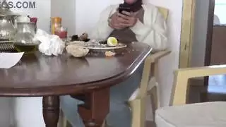 طقوس الصباح لزوجة الأب العربية: ابتلاع سائل ربيبها