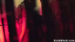 مراهق عربي يستسلم لقضيب الرجل العجوز في ممارسة جنسية أفغانية ثلاثية