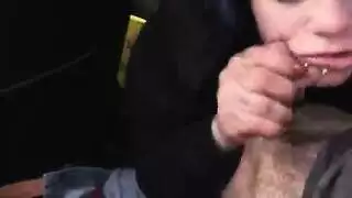 ممثلة إيطالية ناضجة تُدفع لها لتبلع في فيلم إباحي