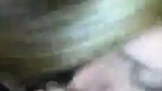 عاهرة فم كاملة تنهمك في لعبتها الجنسية