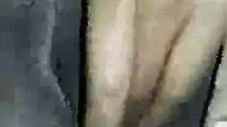 هزات الجماع في الحمام: عاهرة سمراء تتفجر شوقاً