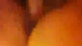 قزم منحرف يحصل على مداعبة أقدام ويمص مسمار بقوة
