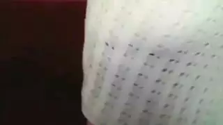 فتاة عربية مثيرة تأخذ قضيبًا ملتحيًا ضخمًا في فمها