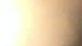 عاهرة بيضاء مع ضخمة الثدي يستمني