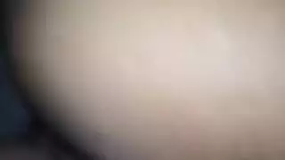 عاهرة موشومة تأخذه من الخلف وهي عالقة على النافذة