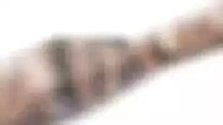 الفتاة الساخنة بحمالة البيكيني تحصل على تدمير فتحتها الضيقة