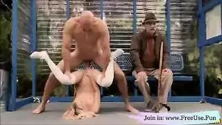 سباحة نحيلة تمص قضيبًا في مغامرة إبحار