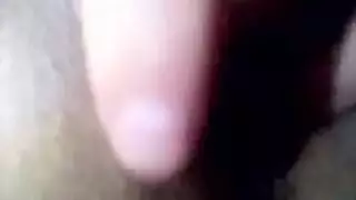 يتم finger فرجها بعمق وملؤه بالمني