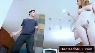 جمال أسمر يحصل على جنس جامح في المكتب مع مصور وسيم
