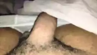 قضيب صلب يستنزف الخصيتين المنتفختين في جنس فموي صريح