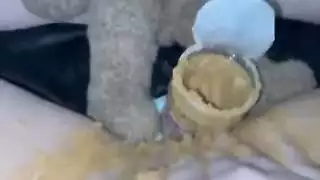 المرة الأولى شرجيًا: عذراء مراهقة تجرب لعب الطعام بزبدة الفول السوداني