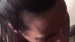 أمص قضيبه حتى ينزل في حلقي