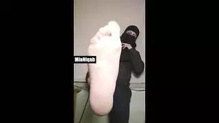 العاهرة المنقبة ميا تمتلئ في شريط جنسي صريح