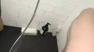 جلسة إباحية فردية من أجل ذلك الكس الشاب الضيق قبل الدش