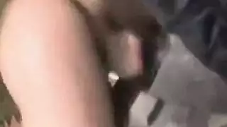 أخذ عشيق أسود قرنية صديقة أفضل صديق له إلى غرفة نومه ومارس الجنس معها بشدة