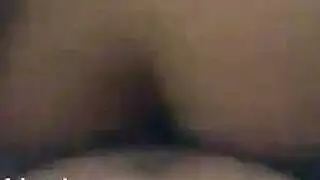 شخص يعبد قضيباً صلباً بفمه وينتهي بطلاء مني