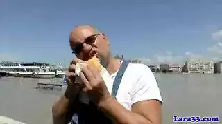 يتم توظيف الفتيات الذين لا يشبعن لإرضاء أزواجهن في المستقبل ، بدلاً من مجرد تقديم خدماتهن الحصرية