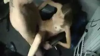 خيال جماعي علني مع شقراء مراهقة نحيفة