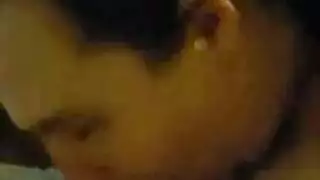 زوجة منزلية مثارة تبتلع الحمولة في حلق عميق