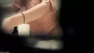 متلصصة مراهقة بشعر مجعد تحصل على نظرة مقربة لقضيب ضخم