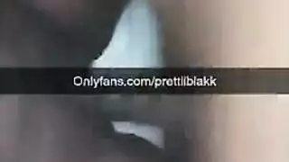 يوم شاطئي منفرد: فتاة إبوني ساخنة تلمس نفسها حتى النشوة