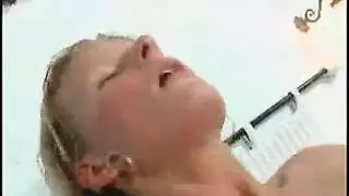 حركات شرجية ومهبلية لشقراء على سرير واسع