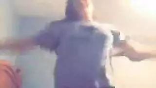 عاهرة يائسة تُدفع لها مقابل مص قضيب ضخم بعمق