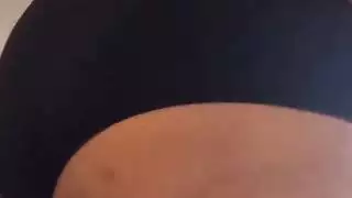 ترتدي سروال ضيقة