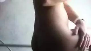 سمراء مراهقة تأخذ مثقوب شرجي قاسي بمفردها