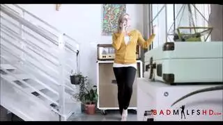 أم زوجة مغرية وربيبهما في جنس عائلي صريح