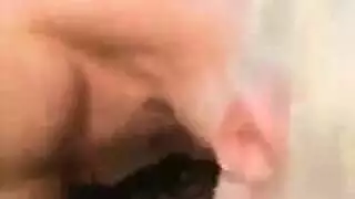 ممرضة مثارة تزور لفحص بجانب السرير وتنتهي بمص عضوه