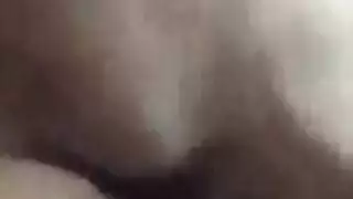 العاهرة الناضجة كبيرة الثدي تأخذ القضيب في حلقها في مشهد إباحي
