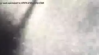 زوج متسلل يمارس الجنس مع فرج صديقه الضيق في غرفتها