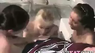 شقراء تتعامل مع قضيب أسود كبير في فيلم إباحي صريح