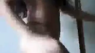 فتاة قذرة العقل تمص القضيب ثم تتعرض لضرب من فحل أبيض
