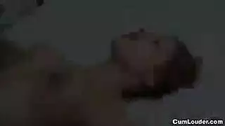 ثلاثي في الحي: الزوجة غائبة، وقت اللعب مع فتاتين