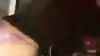 شهوة موقودة بالقبلات تؤدي إلى فعل صريح وقاسٍ بلعبة ناعمة