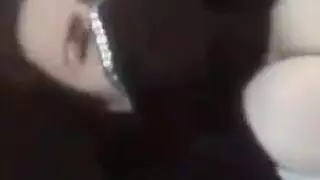 كبيرة في السن منتقبة تتناغم في حفظها وكسها