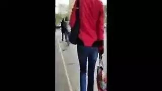 العاهرة قصيرة الشعر ميكي تأخذ قضيبين في ثنائي مشترك