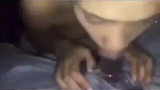 مص علني: شفاه سوداء حول عمود أبيض سميك