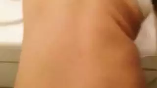 الأخ يسجل خلسة جلسة استمناء ساخنة في الحمام