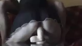 مص قضيب عربي كبير على الأريكة في فيلم إباحي