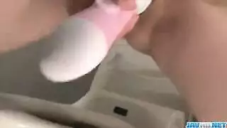 أم آسيوية ذات أثداء ضخمة تستمني حتى تصل للنشوة بقوة